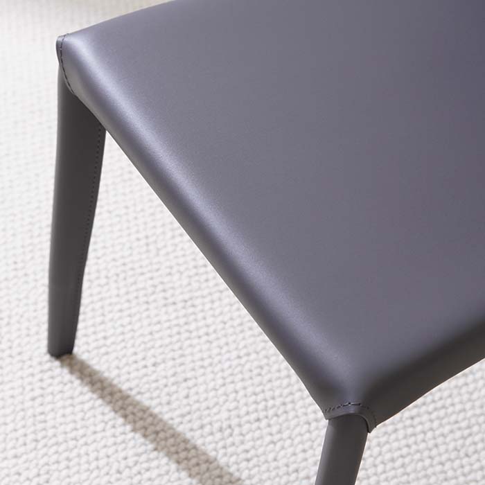 Sedia da pranzo minimalista senza braccioli imbottita in pelle blu con gambe in metallo