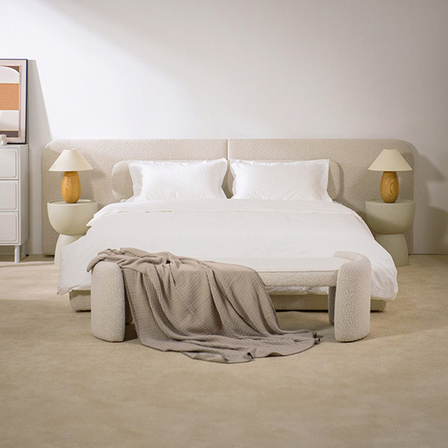 Letto king size moderno e di lusso con struttura in legno e testiera in pile Teddy 