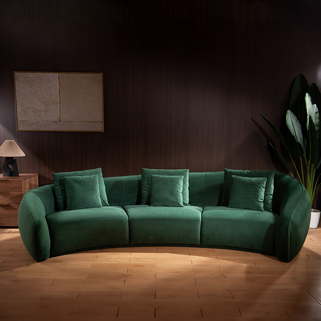 Divano moderno in velluto a tre posti curvo verde scuro con cuscini per soggiorno