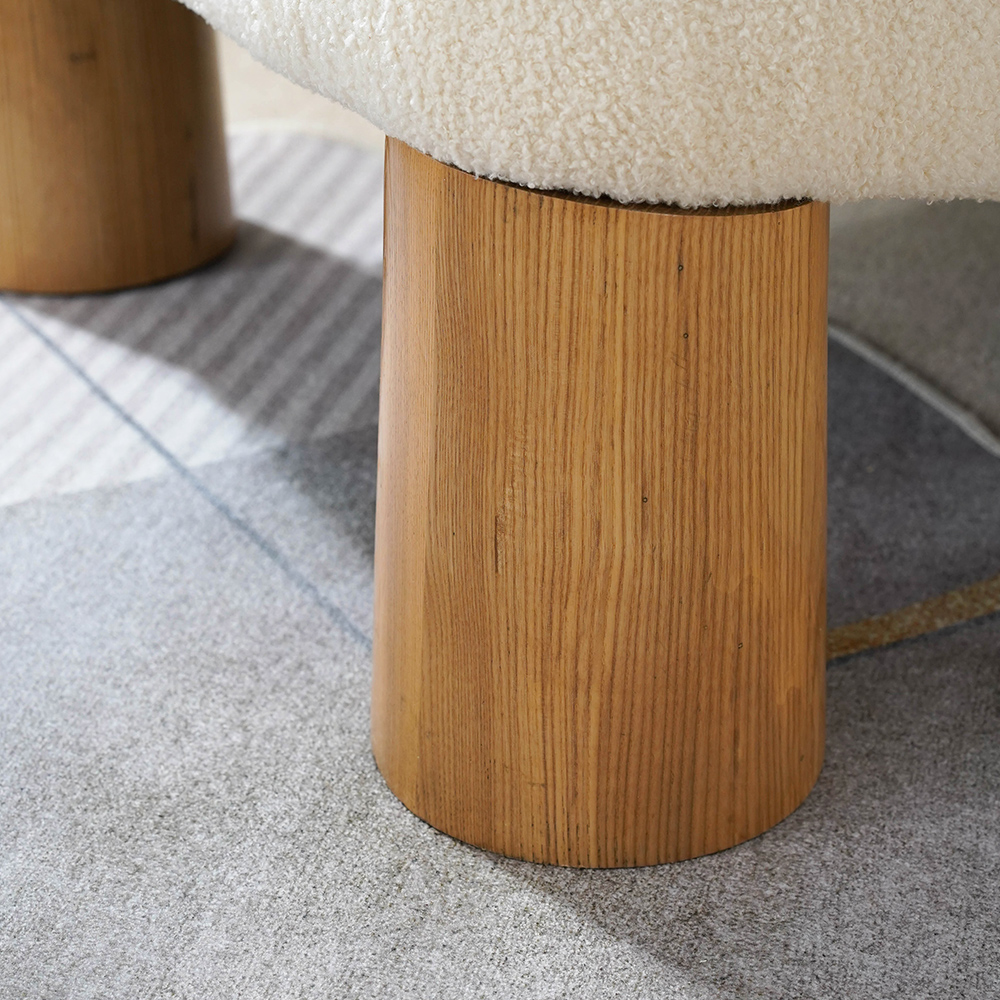 Poltrona lounge moderna in legno naturale, senza braccioli, con pile Teedy