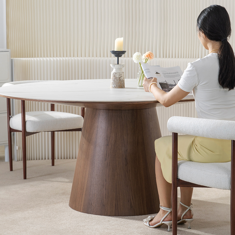 Tavolo da pranzo moderno rotondo con piano in marmo e base impiallacciata in noce per sala da pranzo