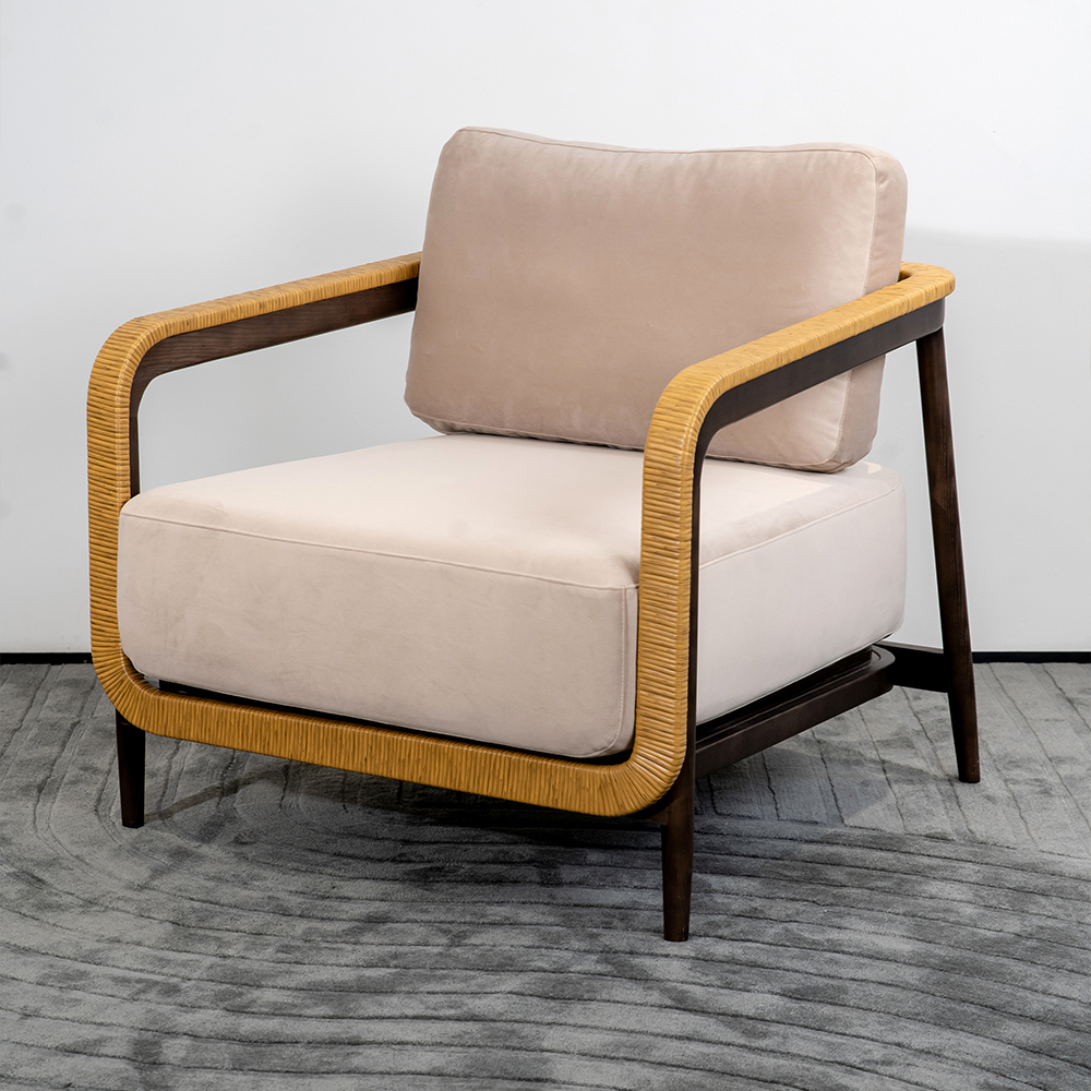 Poltrona lounge moderna con struttura in legno massello di rattan