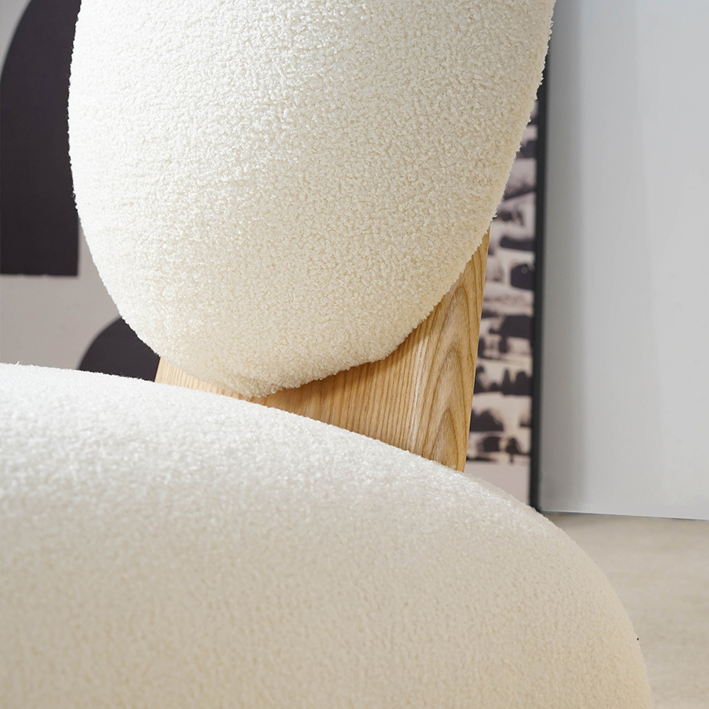 Poltrona lounge moderna in legno naturale, senza braccioli, con pile Teedy