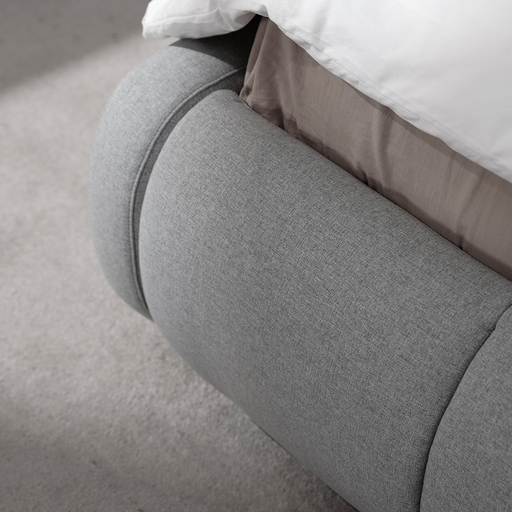 Letto moderno con piattaforma imbottita in grigio con struttura in legno