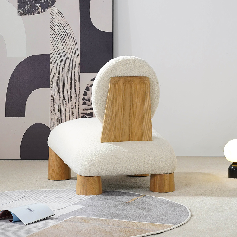 Poltrona lounge moderna in legno naturale, senza braccioli, con pile Teedy